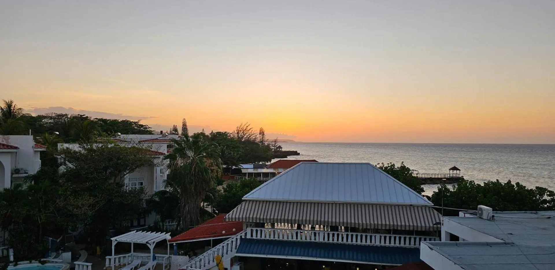 Paradise View- Oceanfront Oasis Runaway Bay